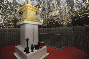 三蔵塔堂内1.jpg